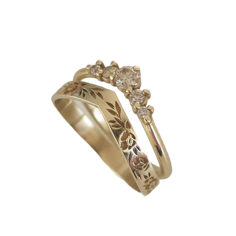 Elegant og enkel ring med kransdesign